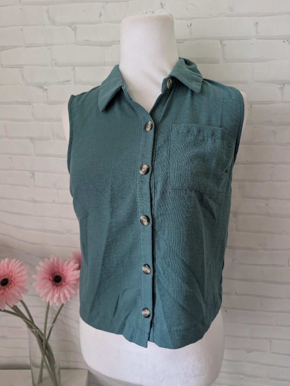 Monteau Los Angeles -Sleeveless Button-Front Collared Top
